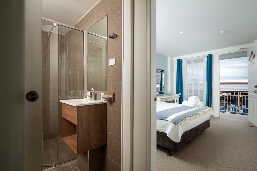 deluxe hotel room suite